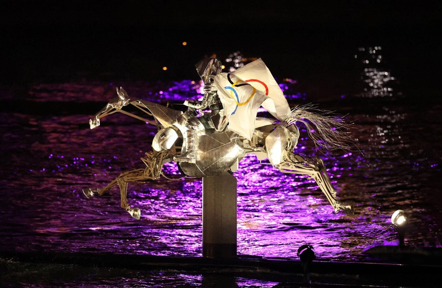 Chùm ảnh lễ khai mạc Olympic Paris 2024: Độc đáo, mãn nhãn và đầy màu sắc - Ảnh 19.