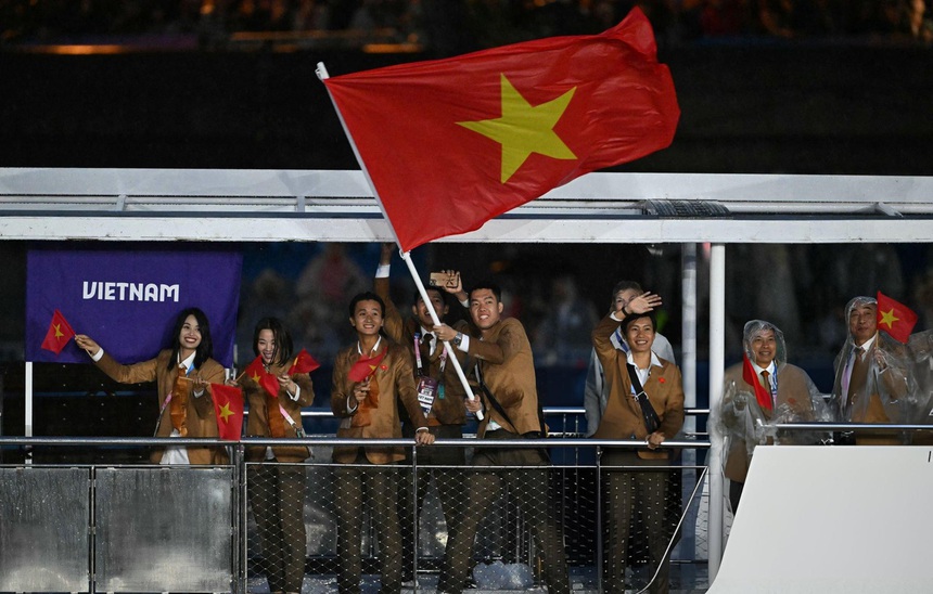 Chùm ảnh lễ khai mạc Olympic Paris 2024: Độc đáo, mãn nhãn và đầy màu sắc - Ảnh 7.