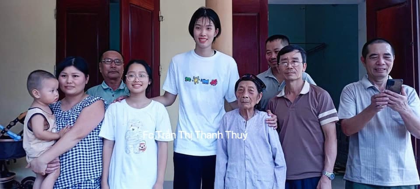 Xúc động khoảnh khắc Trần Thị Thanh Thúy thăm người thân trước ngày lên đường sang châu Âu chinh phục 'cường quốc bóng chuyền' - Ảnh 2. Xúc động khoảnh khắc Trần Thị Thanh Thúy thăm người thân trước ngày lên đường sang châu Âu chinh phục 'cường quốc bóng chuyền' - Ảnh 2.