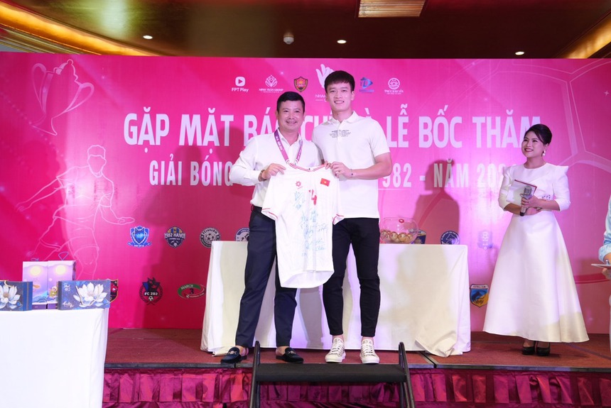 Quả bóng Vàng Hoàng Đức tặng áo đấu để làm từ thiện cùng giải phong trào - Ảnh 3. Quả bóng Vàng Hoàng Đức tặng áo đấu để làm từ thiện cùng giải phong trào - Ảnh 3.