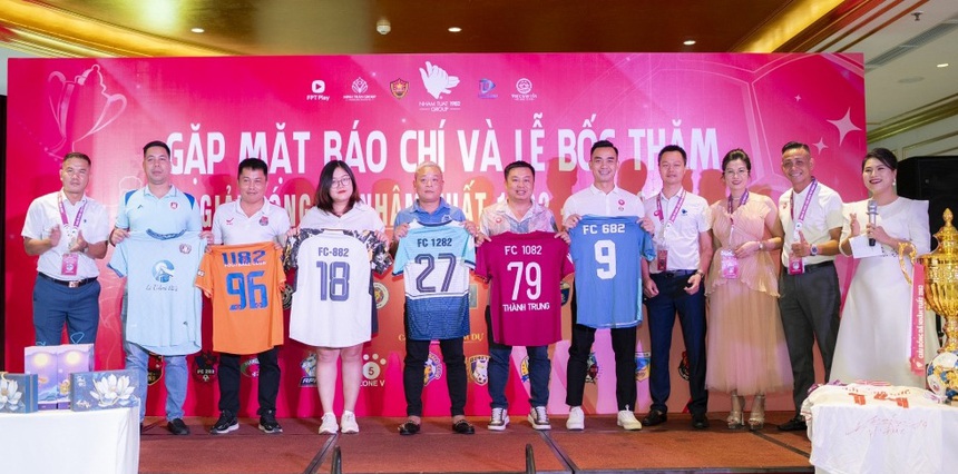 Quả bóng Vàng Hoàng Đức tặng áo đấu để làm từ thiện cùng giải phong trào - Ảnh 2. Quả bóng Vàng Hoàng Đức tặng áo đấu để làm từ thiện cùng giải phong trào - Ảnh 2.