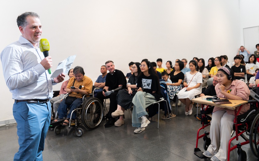 Ông Oliver Brandt - Viện trưởng Viện Goethe Hà Nội: "Nhiều tiềm năng của người khuyết tật chưa được khai phá" - Ảnh 1. Ông Oliver Brandt - Viện trưởng Viện Goethe Hà Nội: "Nhiều tiềm năng của người khuyết tật chưa được khai phá" - Ảnh 1.