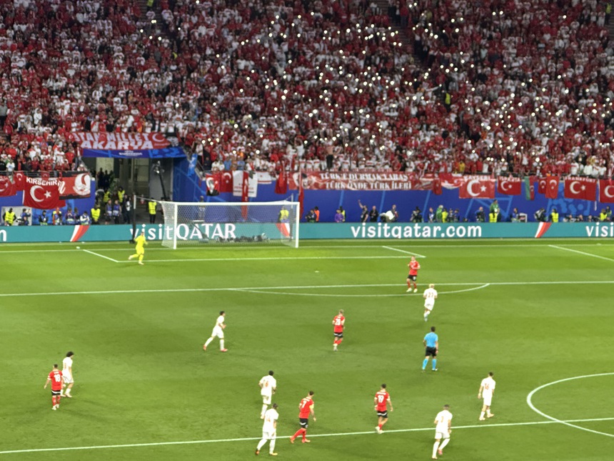 EURO trên từng cây số: Ngày Leipzig biến thành Istanbul - Ảnh 4.