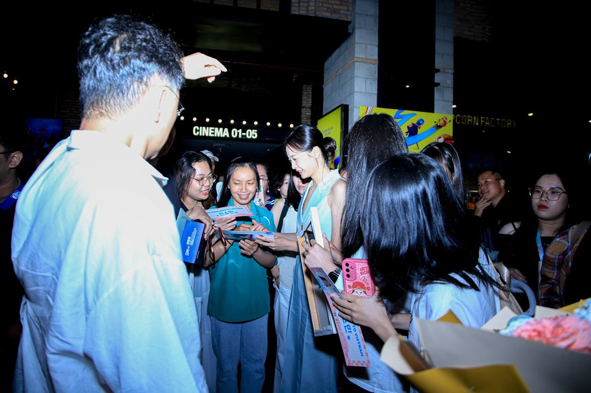 Mỹ nhân Jeon So Min trong vòng vây của fan Việt tại LHP châu Á Đà Nẵng 2024 - Ảnh 5.