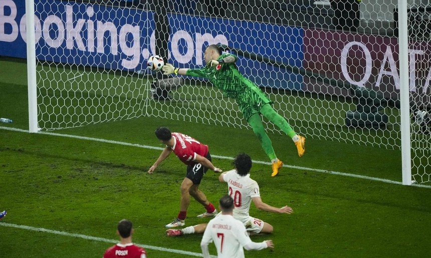 Thủ môn Thổ Nhĩ Kỳ cản phá xuất thần, được HLV đối thủ ngợi khen, ví với huyền thoại tuyển Anh - Ảnh 1.