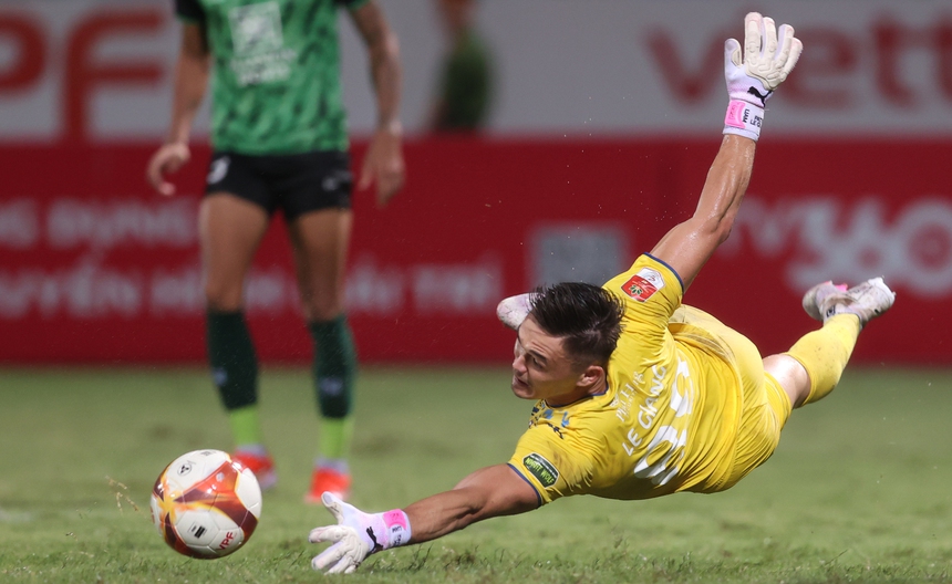 Mùa giải rực rỡ của các thủ môn Việt kiều ở V-League - Ảnh 1.