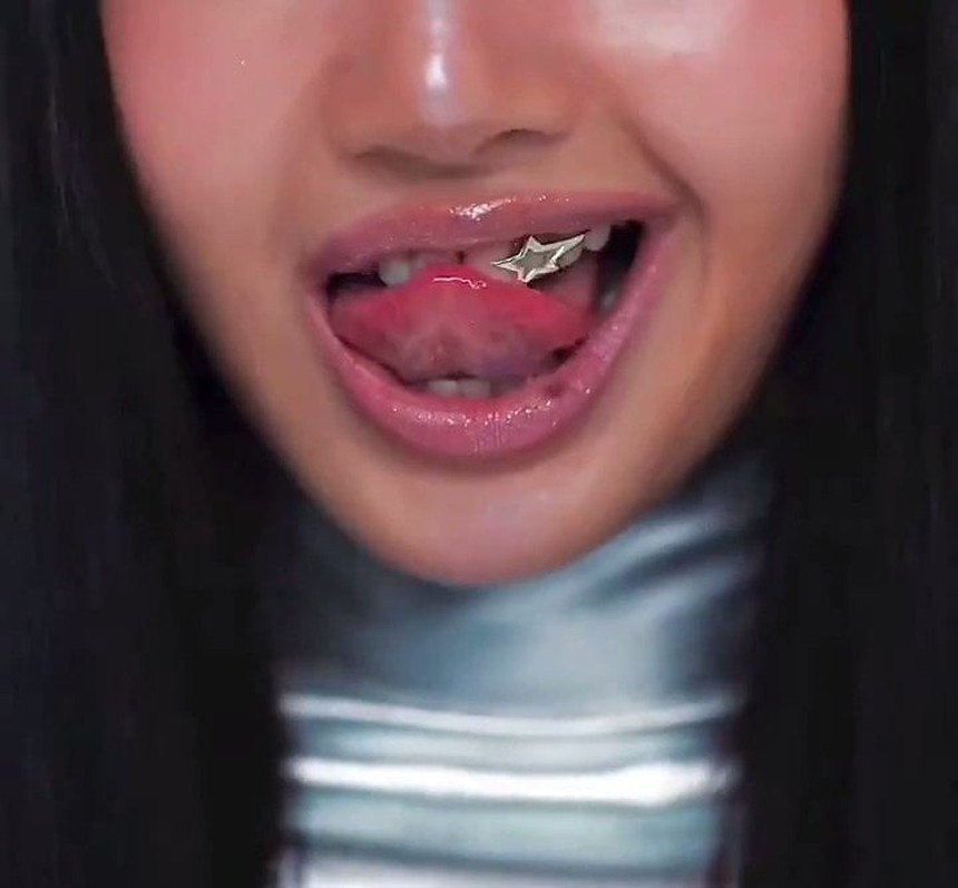 Lisa Blackpink thể hiện thành công khả năng âm nhạc của mình và khái niệm Y3K với "Rockstar" - Ảnh 5. Lisa Blackpink thể hiện thành công khả năng âm nhạc của mình và khái niệm Y3K với "Rockstar" - Ảnh 5.