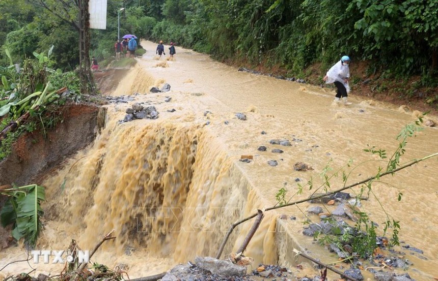Vùng núi Bắc Bộ đề phòng nguy cơ lũ quét, sạt lở đất - Ảnh 1.