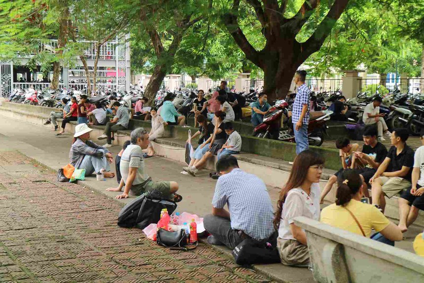 Bóng mẹ cha trước cổng trường thi - Ảnh 1.