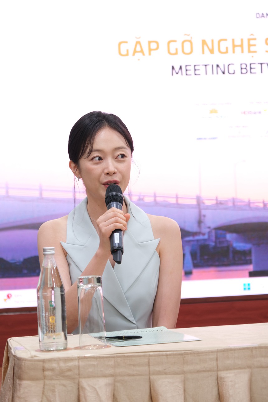 Mỹ nhân Jeon So Min trong vòng vây của fan Việt tại LHP châu Á Đà Nẵng 2024 - Ảnh 2.