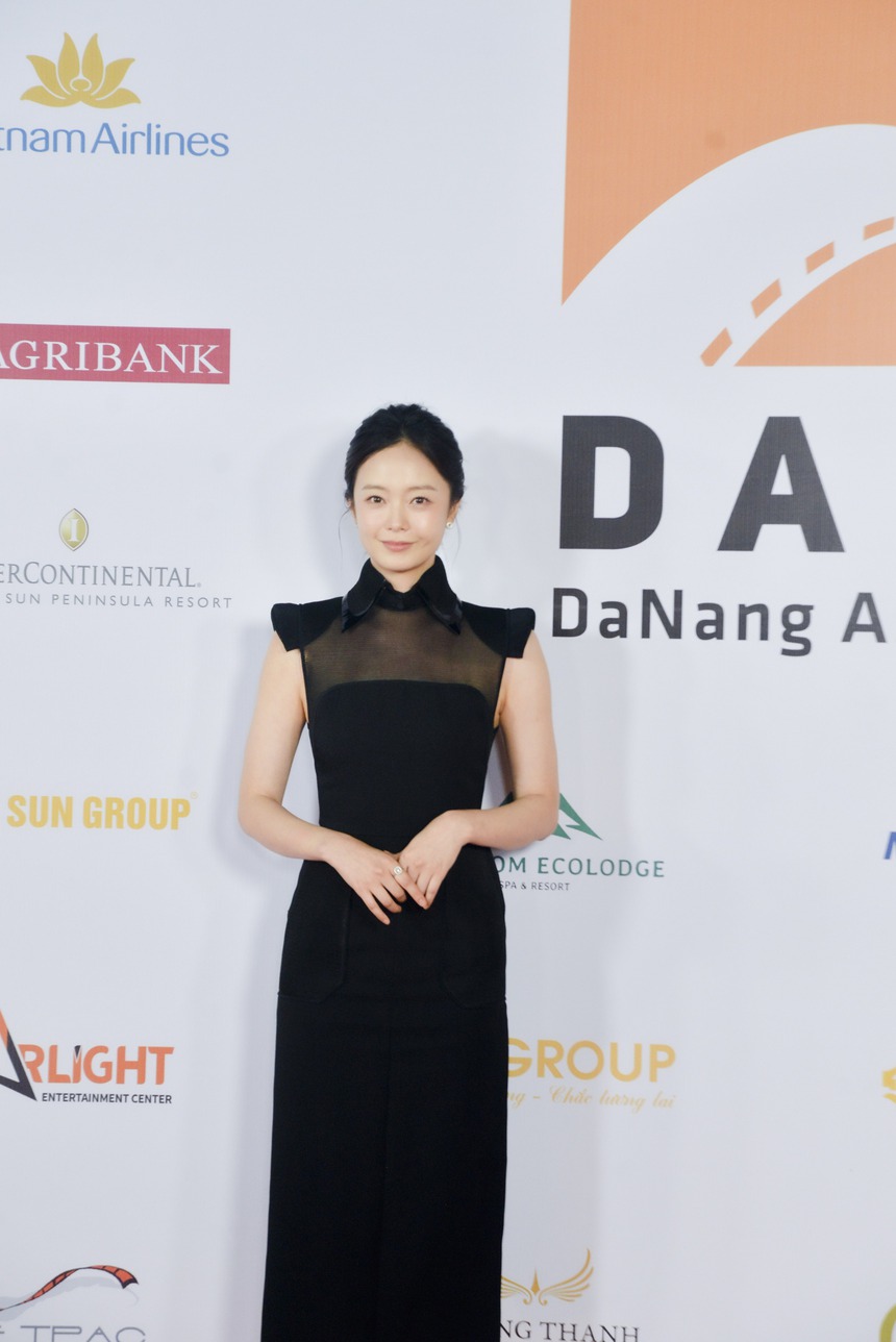 Mỹ nhân Jeon So Min trong vòng vây của fan Việt tại LHP châu Á Đà Nẵng 2024 - Ảnh 9.