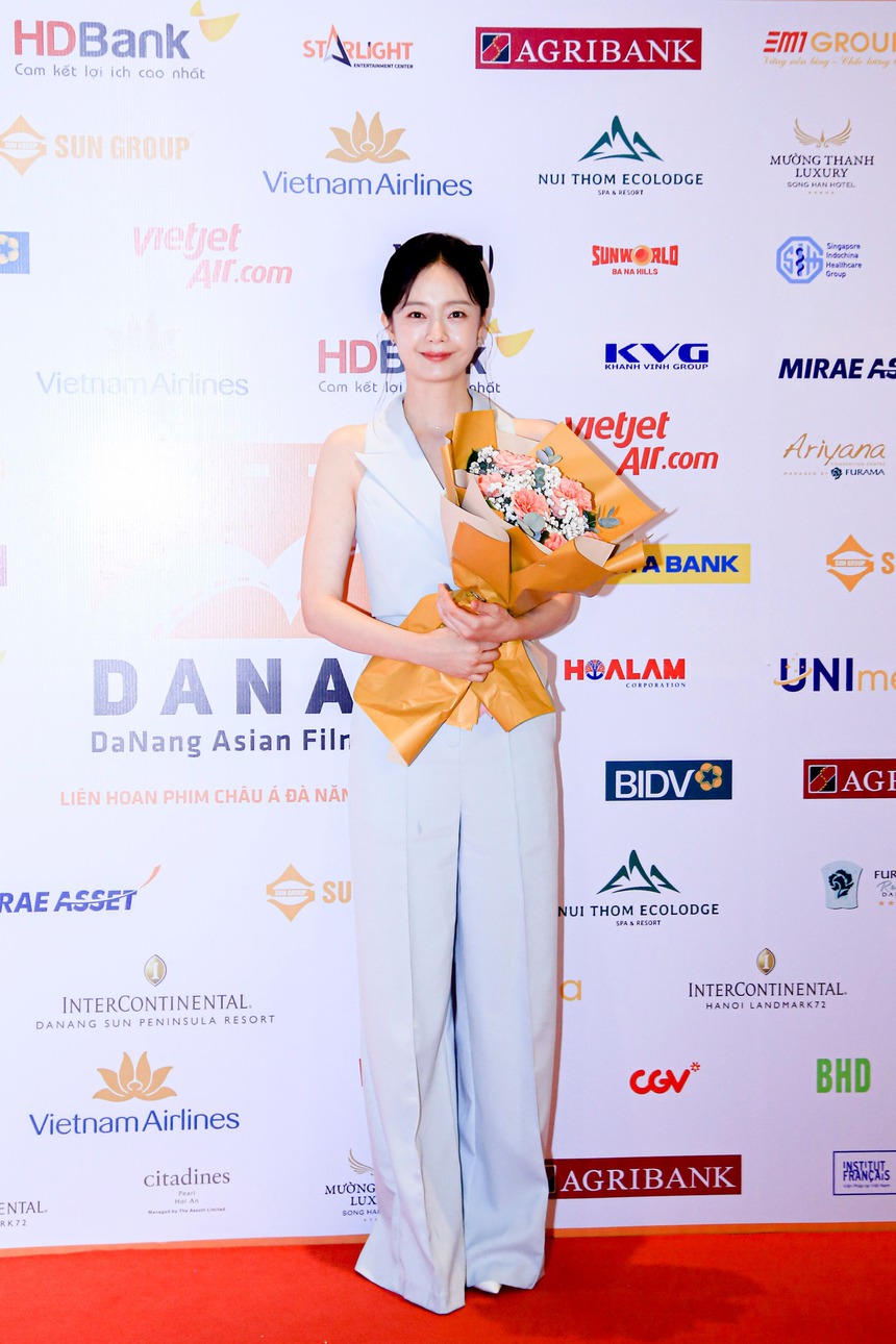 Mỹ nhân Jeon So Min trong vòng vây của fan Việt tại LHP châu Á Đà Nẵng 2024 - Ảnh 7.