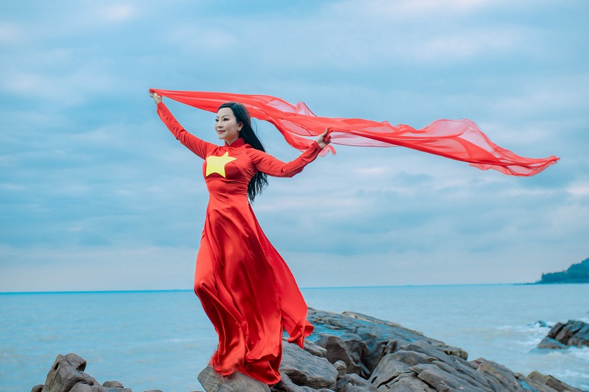 "Trường Sa – Bến bờ trong nhau": Phim ca nhạc đầy xúc động, tự hào của NSƯT Khánh Hoà - Ảnh 4.