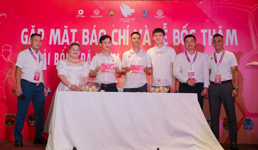 Quả bóng Vàng Hoàng Đức tặng áo đấu để làm từ thiện cùng giải phong trào - Ảnh 2. Quả bóng Vàng Hoàng Đức tặng áo đấu để làm từ thiện cùng giải phong trào - Ảnh 2.