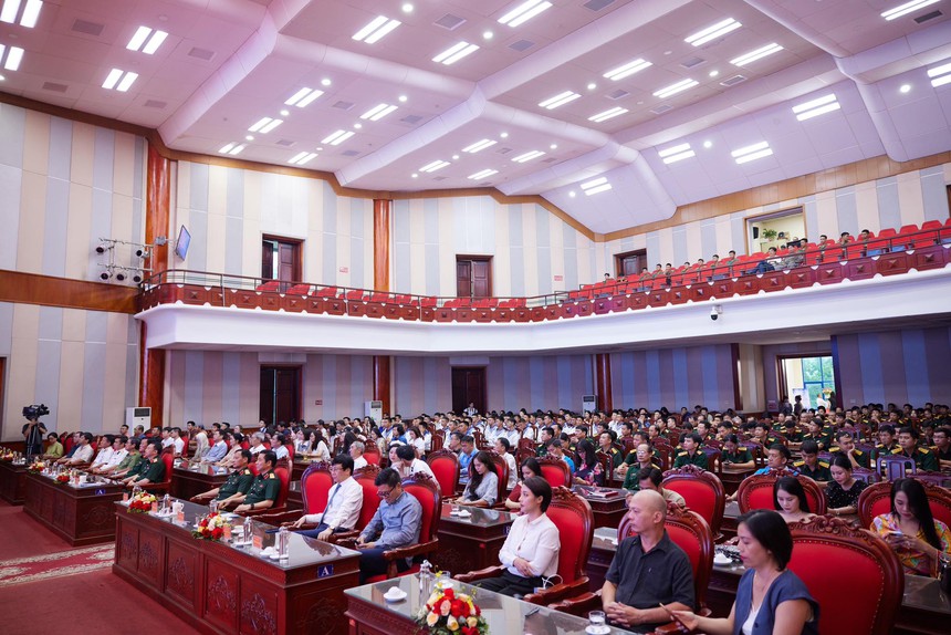 "Trường Sa – Bến bờ trong nhau": Phim ca nhạc đầy xúc động, tự hào của NSƯT Khánh Hoà - Ảnh 2.