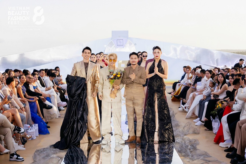 Võ Hoàng Yến vác bụng bầu làm vedette trên sàn diễn Vietnam Beauty Fashion Fest 8 - Ảnh 1. Võ Hoàng Yến vác bụng bầu làm vedette trên sàn diễn Vietnam Beauty Fashion Fest 8 - Ảnh 1.