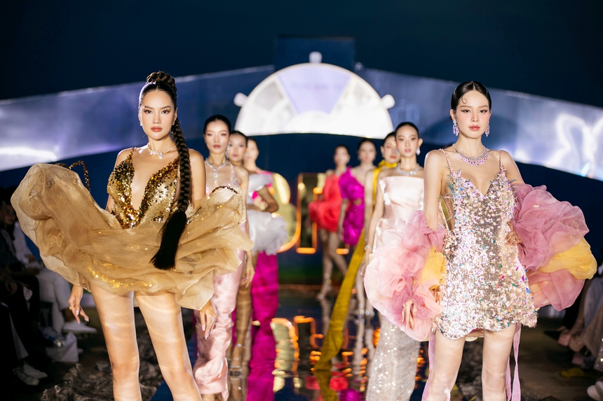 Võ Hoàng Yến vác bụng bầu làm vedette trên sàn diễn Vietnam Beauty Fashion Fest 8 - Ảnh 10. Võ Hoàng Yến vác bụng bầu làm vedette trên sàn diễn Vietnam Beauty Fashion Fest 8 - Ảnh 10.