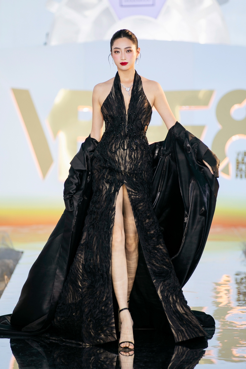 Võ Hoàng Yến vác bụng bầu làm vedette trên sàn diễn Vietnam Beauty Fashion Fest 8 - Ảnh 9. Võ Hoàng Yến vác bụng bầu làm vedette trên sàn diễn Vietnam Beauty Fashion Fest 8 - Ảnh 9.