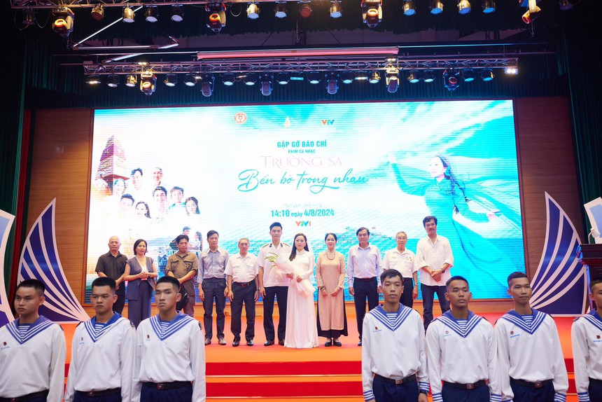 "Trường Sa – Bến bờ trong nhau": Phim ca nhạc đầy xúc động, tự hào của NSƯT Khánh Hoà - Ảnh 4.