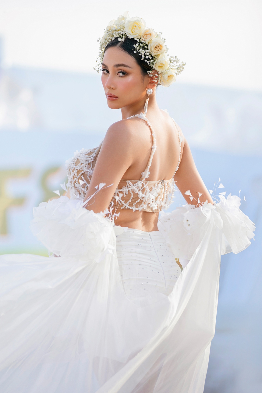 Võ Hoàng Yến vác bụng bầu làm vedette trên sàn diễn Vietnam Beauty Fashion Fest 8 - Ảnh 5. Võ Hoàng Yến vác bụng bầu làm vedette trên sàn diễn Vietnam Beauty Fashion Fest 8 - Ảnh 5.