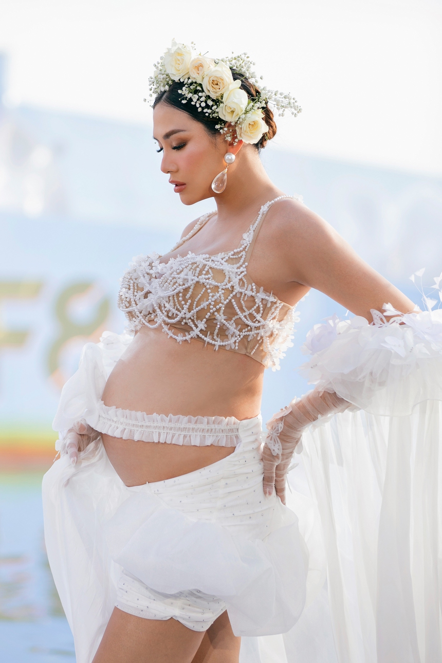Võ Hoàng Yến vác bụng bầu làm vedette trên sàn diễn Vietnam Beauty Fashion Fest 8 - Ảnh 4. Võ Hoàng Yến vác bụng bầu làm vedette trên sàn diễn Vietnam Beauty Fashion Fest 8 - Ảnh 4.