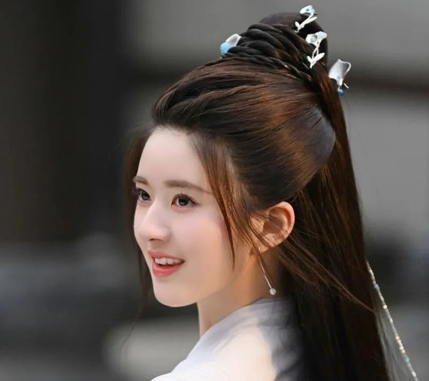 "Mỹ nhân xuyên không" Triệu Lộ Tư có khối tàn sản "khủng" cỡ nào? - Ảnh 2.