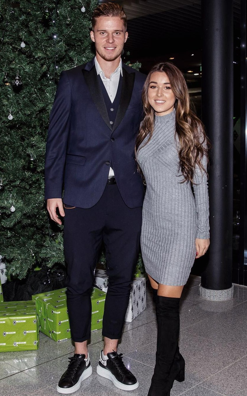 Dàn WAGs không chỉ xinh đẹp mà còn tài năng của Thụy Sĩ tại EURO 2024 - Ảnh 6.