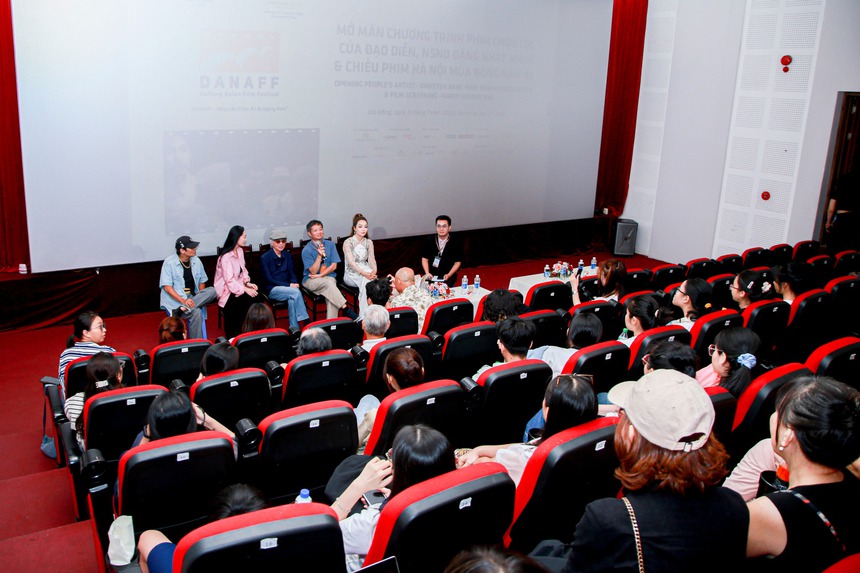 NSND Lan Hương, NSND Minh Châu, NSƯT Quách Thu Phương bật khóc khi "hội ngộ" đạo diễn Đặng Nhật Minh - Ảnh 2.