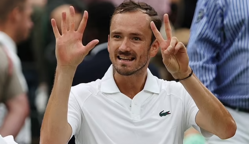 Tay vợt Nga Daniil Medvedev ngồi xuống ghế khi set đấu thứ nhất trận gặp Muller ở vòng 2 Wimbledon 2024 còn chưa kết thúc
