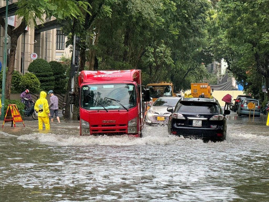 Các địa phương triển khai kịp thời công tác ứng phó với mưa lớn - Ảnh 2.