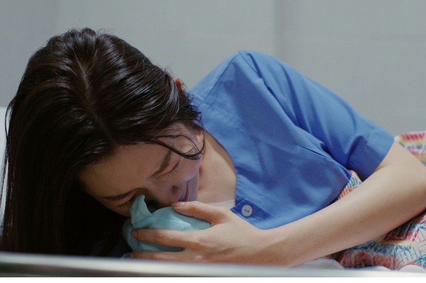 Thúy Ngân tiếp tục rơi nước mắt khi đóng cảnh sinh con trong phim "7 năm chưa cưới sẽ chia tay" - Ảnh 1.