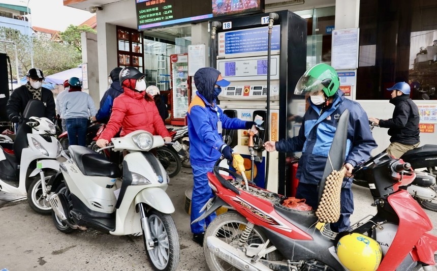 Giá xăng dầu đồng loạt tăng từ 15h chiều nay 4/7 - Ảnh 1.