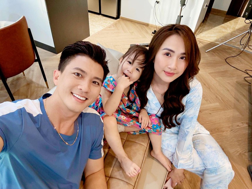 Hà Việt Dũng lần đầu đưa vợ lên sóng truyền hình - Ảnh 4.