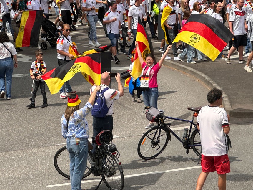 Chùm ảnh CĐV Đức cuồng nhiệt trước trận tứ kết EURO 2024 với Tây Ban Nha - Ảnh 6.