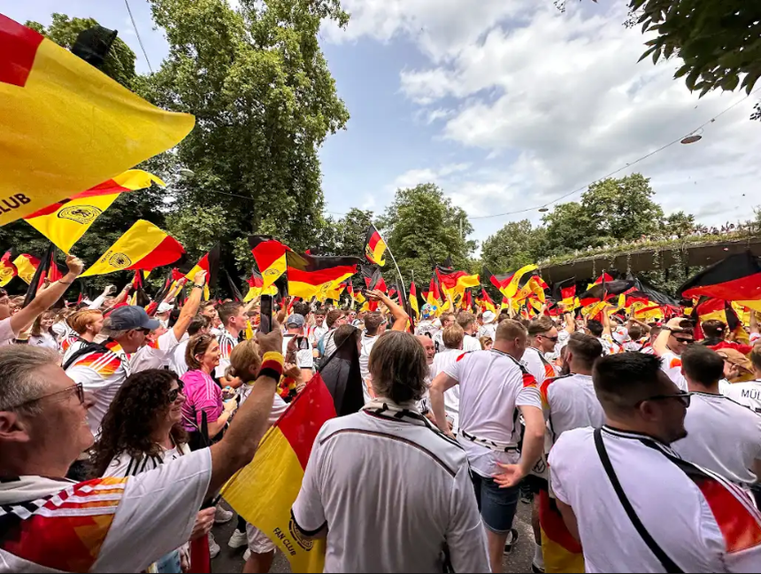 Chùm ảnh CĐV Đức cuồng nhiệt trước trận tứ kết EURO 2024 với Tây Ban Nha - Ảnh 8.