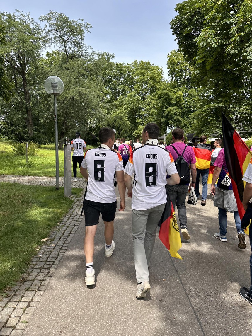 Chùm ảnh CĐV Đức cuồng nhiệt trước trận tứ kết EURO 2024 với Tây Ban Nha - Ảnh 2.