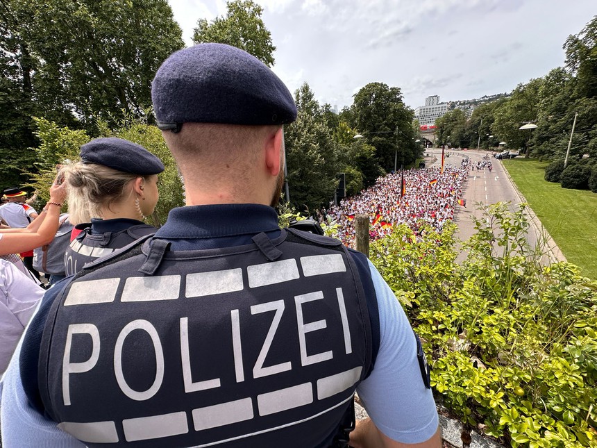 Chùm ảnh CĐV Đức cuồng nhiệt trước trận tứ kết EURO 2024 với Tây Ban Nha - Ảnh 4.