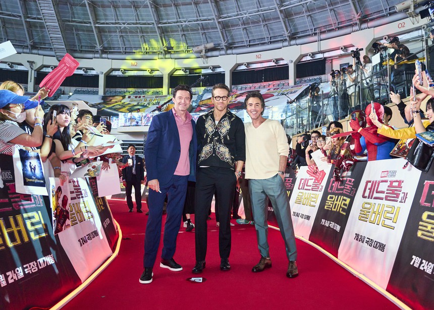 Đạo diễn Deadpool & Wolverine hào hứng khoe nón lá do fan Việt tặng - Ảnh 3.