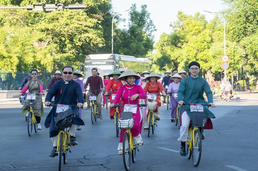 Nghệ nhân Năm Tuyền - 'cơ duyên' thú vị với tà áo dài ngũ thân - Ảnh 1.