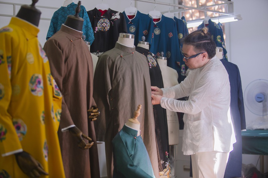 Nghệ nhân Năm Tuyền - 'cơ duyên' thú vị với tà áo dài ngũ thân - Ảnh 2.