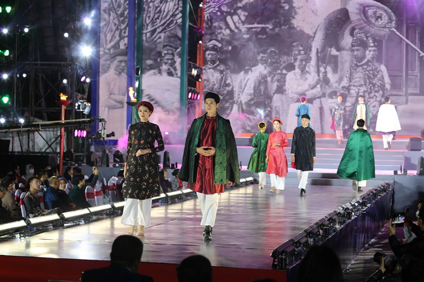 Nghệ nhân Năm Tuyền - 'cơ duyên' thú vị với tà áo dài ngũ thân - Ảnh 5.