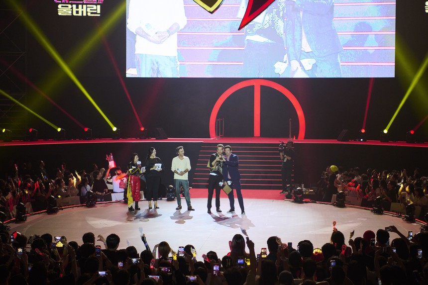 Đạo diễn Deadpool & Wolverine hào hứng khoe nón lá do fan Việt tặng - Ảnh 2.