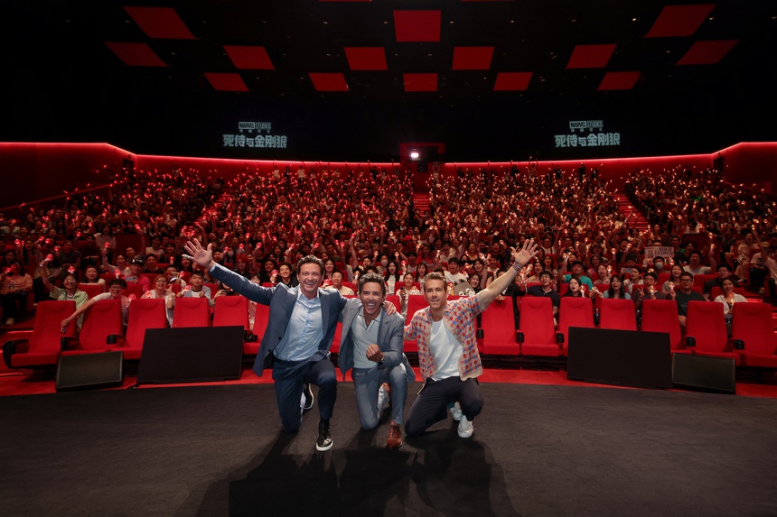 Đạo diễn Deadpool & Wolverine hào hứng khoe nón lá do fan Việt tặng - Ảnh 4.