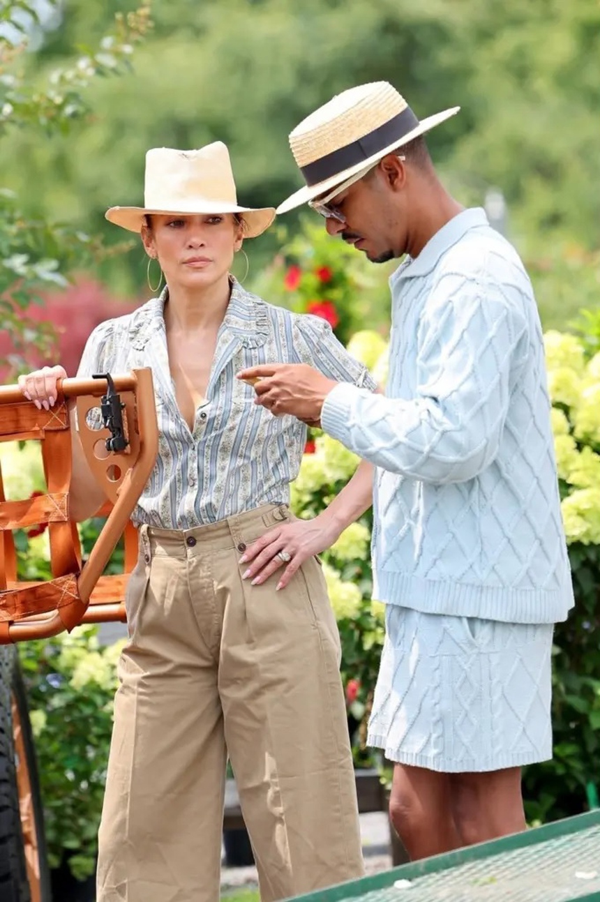 Jennifer Lopez lại đeo nhẫn cưới giữa tin đồn ly hôn Ben Affleck - Ảnh 2.