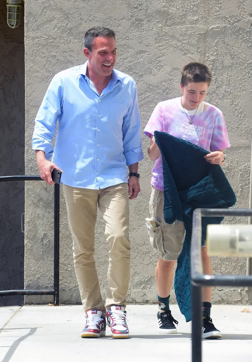 Jennifer Lopez lại đeo nhẫn cưới giữa tin đồn ly hôn Ben Affleck - Ảnh 3.