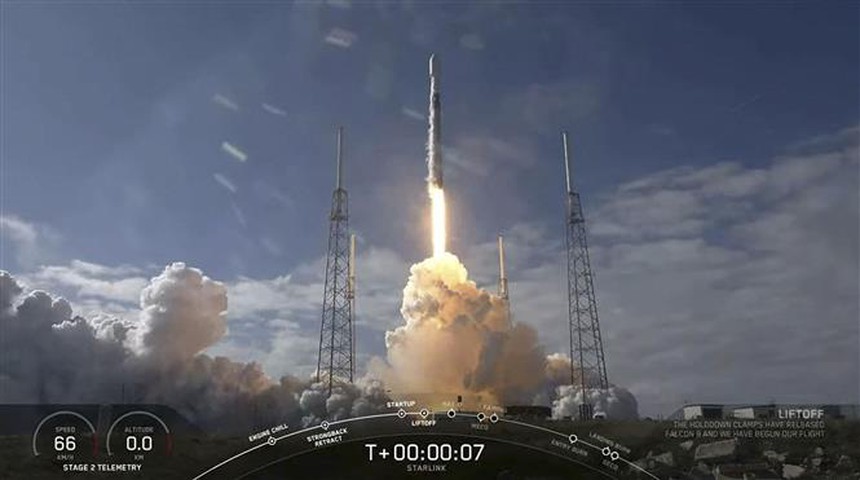 SpaceX dự kiến chuyến bay thương mại đầu tiên có hoạt động đi bộ ngoài không gian - Ảnh 1.