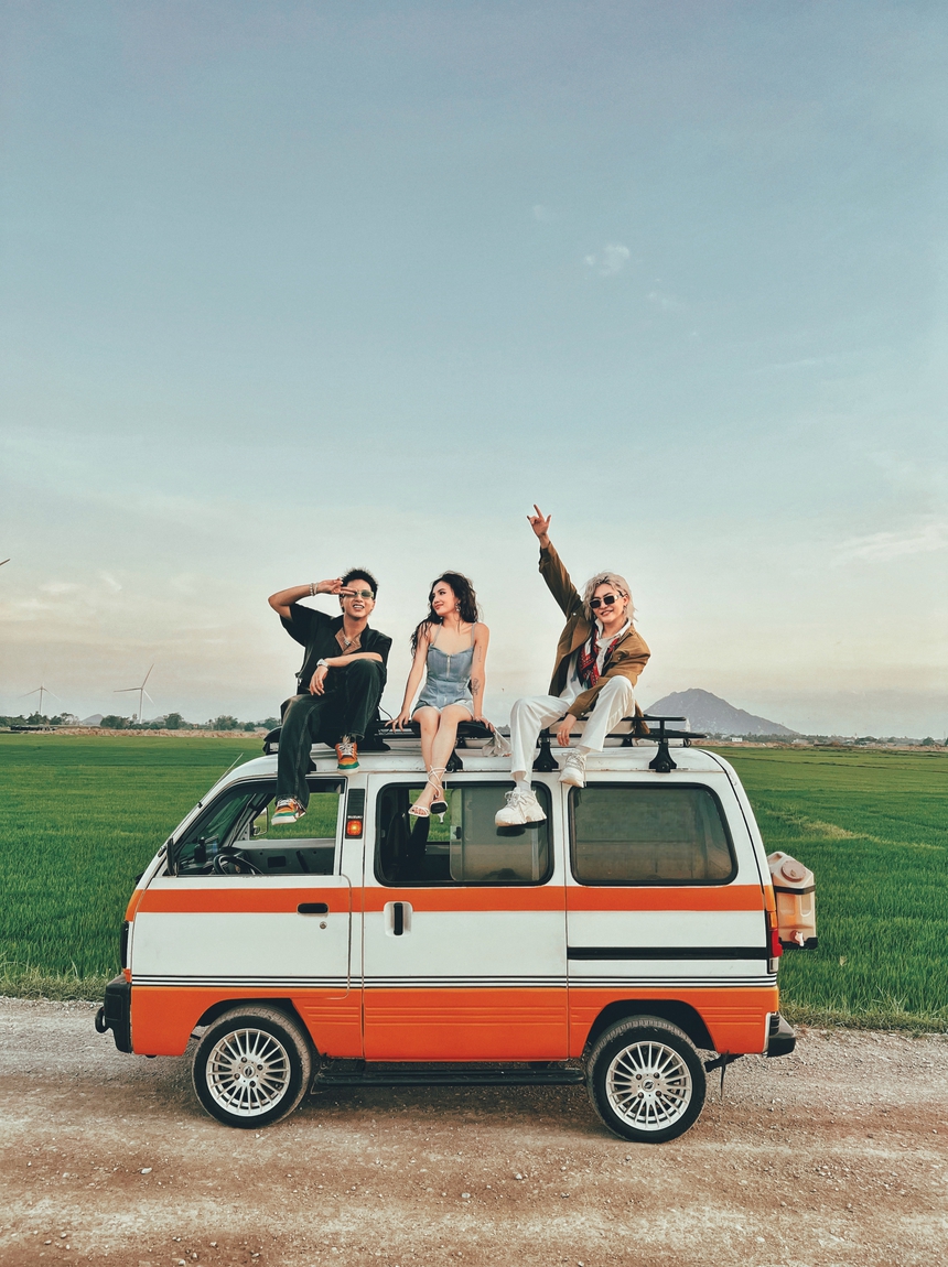 Vicky Nhung kết hợp rapper Weeza quảng bá cảnh đẹp Việt Nam theo phong cách mới - Ảnh 1. Vicky Nhung kết hợp rapper Weeza quảng bá cảnh đẹp Việt Nam theo phong cách mới - Ảnh 1.