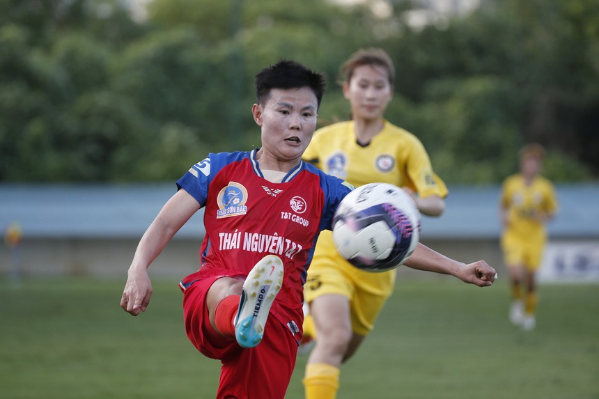 Bích Thuỳ lại toả sáng ở giải bóng đá nữ VĐQG  - Ảnh 2.