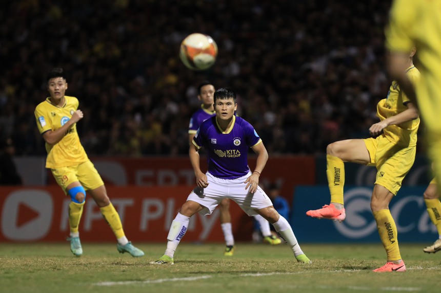 HLV Kim Sang Sik sẵn sàng "bỏ quên" tiền đạo triệu đô Phạm Tuấn Hải - Ảnh 2.