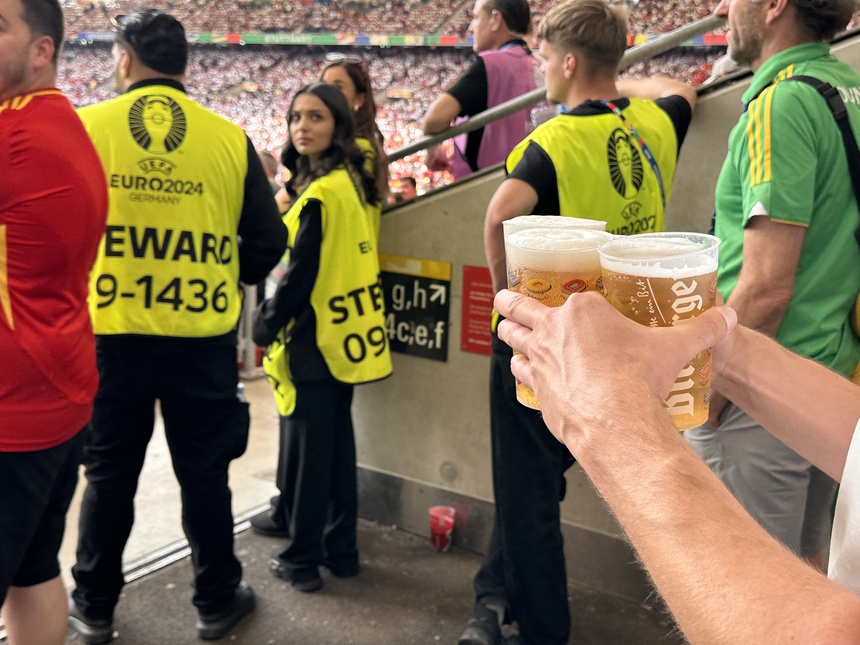 CĐV tại EURO 2024: 'Họ làm gì khi trận đấu diễn ra' - Ảnh 10.